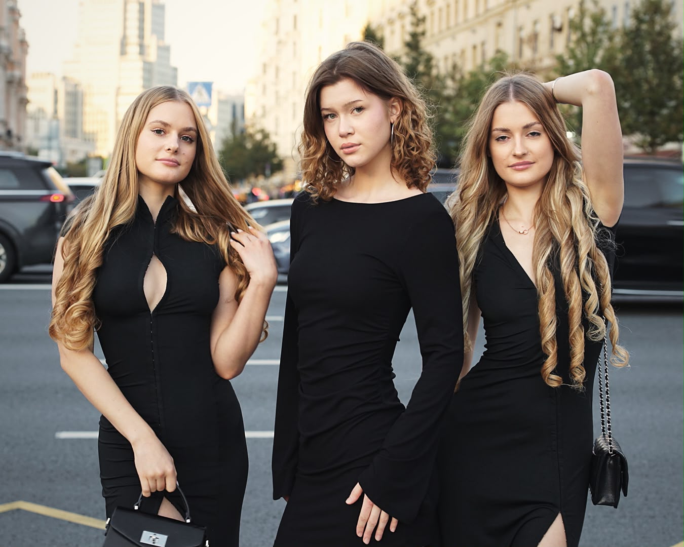 Retrato en blanco y negro de tres mujeres vestidas de negro en Moscú