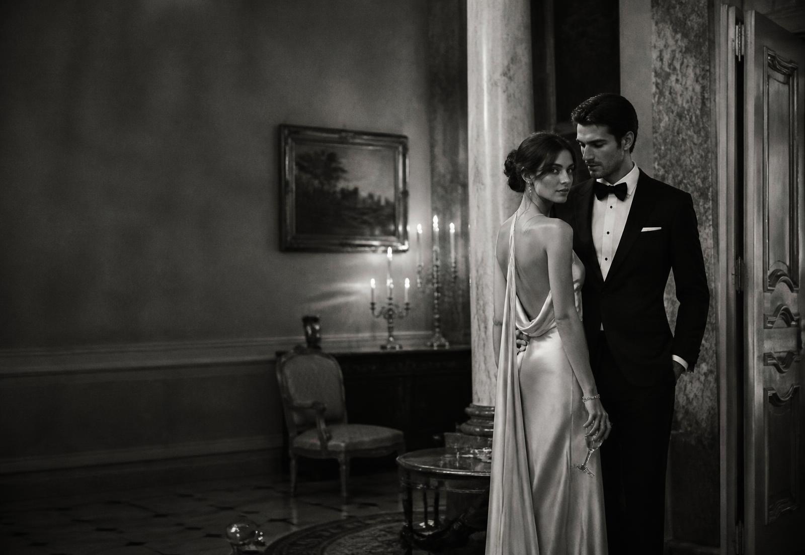 Pareja elegante en un salón privado en penumbra